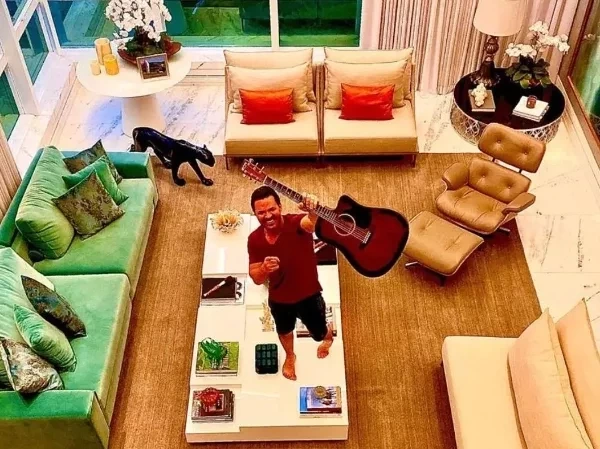 Luxo! Mansão de Eduardo Costa tem sala de cinema e 20 vagas de garagem