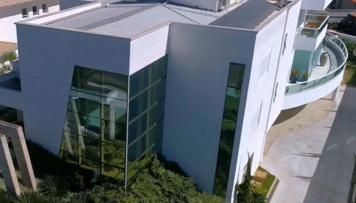 Luxo! Mansão de Eduardo Costa tem sala de cinema e 20 vagas de garagem - imagem 110282