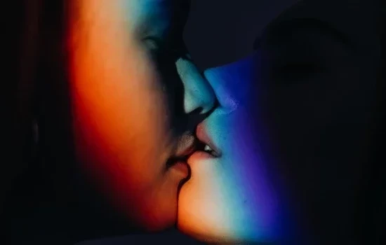Entenda o que é o tal beijo do arco-íris e porque ele pode ser perigoso 
