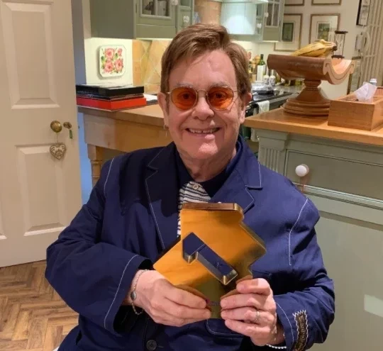 Tem brasileiros! Veja 15 celebridades que atingiram um bilhão de patrimônio - imagem 73919