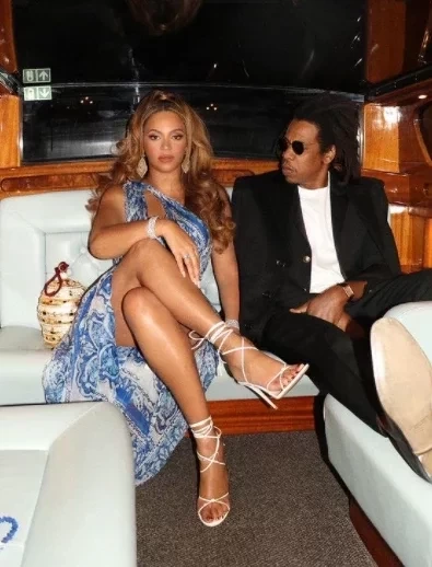 Tem brasileiros! Veja 15 celebridades que atingiram um bilhão de patrimônio - imagem 73908