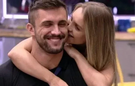 Relembre 12 casais que movimentaram o edredom no BBB