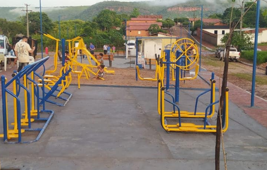 Zé Raimundo inaugura praça e academia da saúde no povoado Malhada Grande