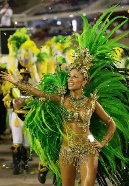 Famosos que já desfilaram no carnaval