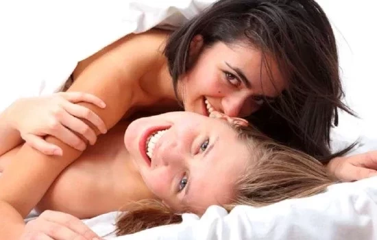 Conheça os métodos de proteção para garantir segurança no sexo lésbico