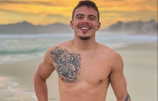 Ex-Carrossel é abordado pela polícia ao ser flagrado transando em carro 