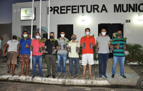 Hugo Napoleão distribui 4 mil mudas de caju para pequenos produtores