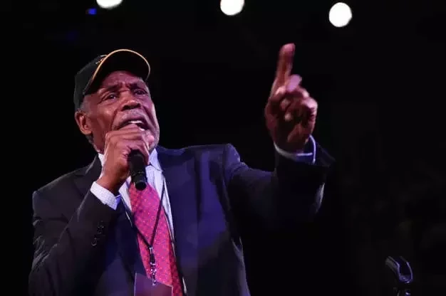 Tem brasileiros! 11 famosos que foram presos por participarem de protestos - imagem 75666