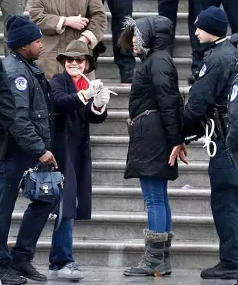 Tem brasileiros! 11 famosos que foram presos por participarem de protestos - imagem 75665