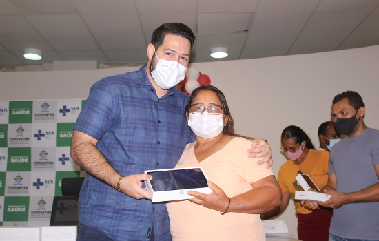 Agentes de Saúde e Endemias de Esperantina recebem tablets  