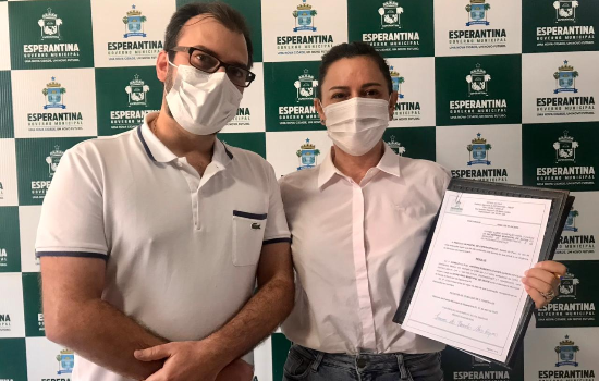 Prefeita Ivanária Sampaio empossa novo secretário de saúde