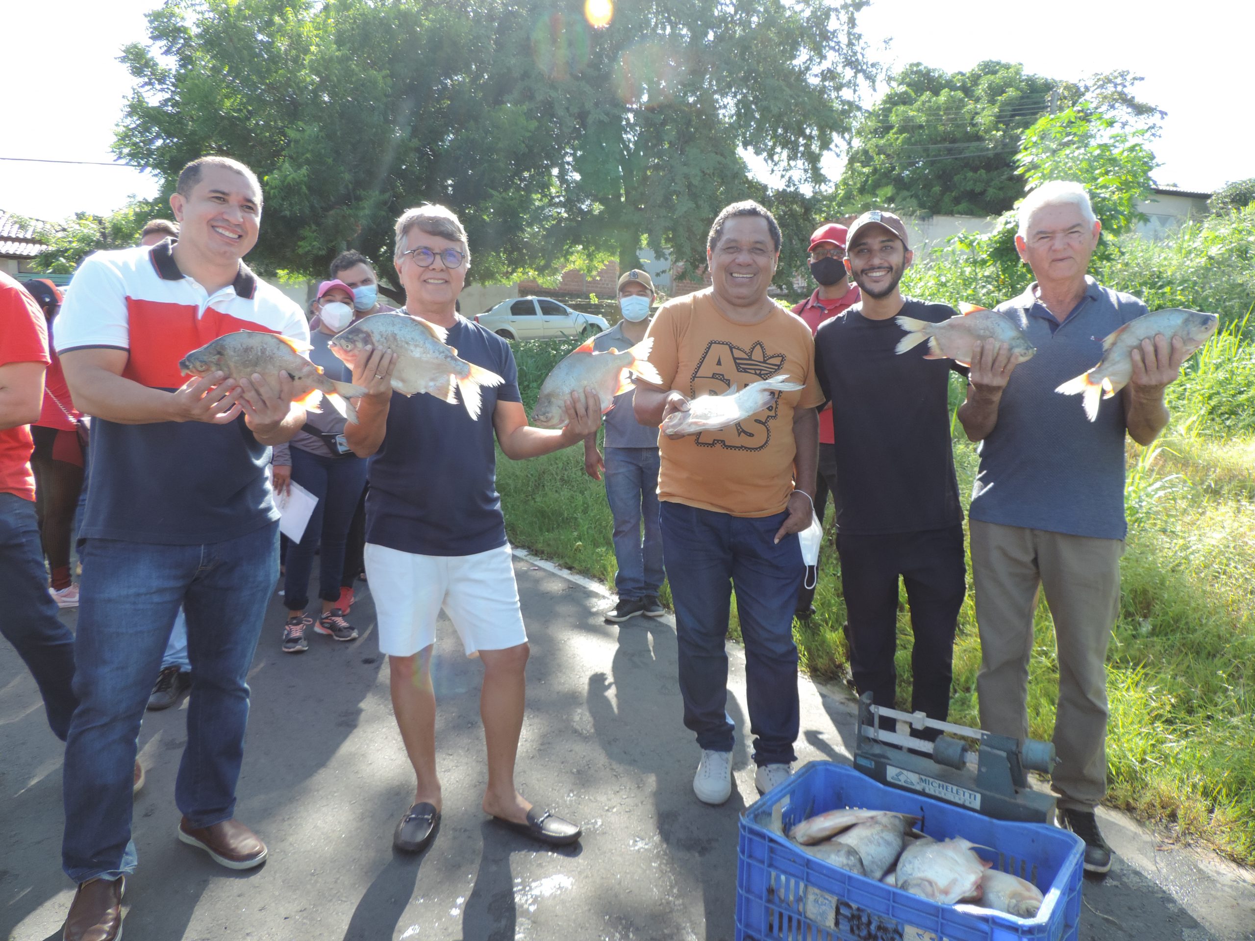 Semana Santa - Famílias de Monsenhor Gil recebem peixes da Prefeitura - Imagem 1