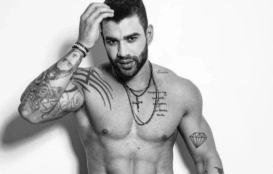 Gusttavo Lima aposta em fotos sensuais e enlouquece fãs com registros; veja