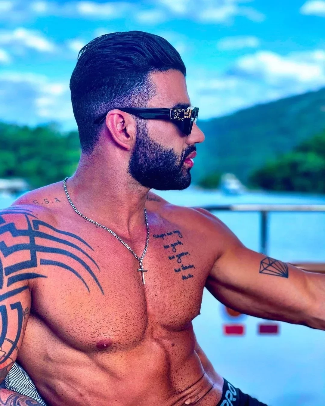 Gusttavo Lima aposta em fotos sensuais e enlouquece fãs com registros; veja - imagem 81359