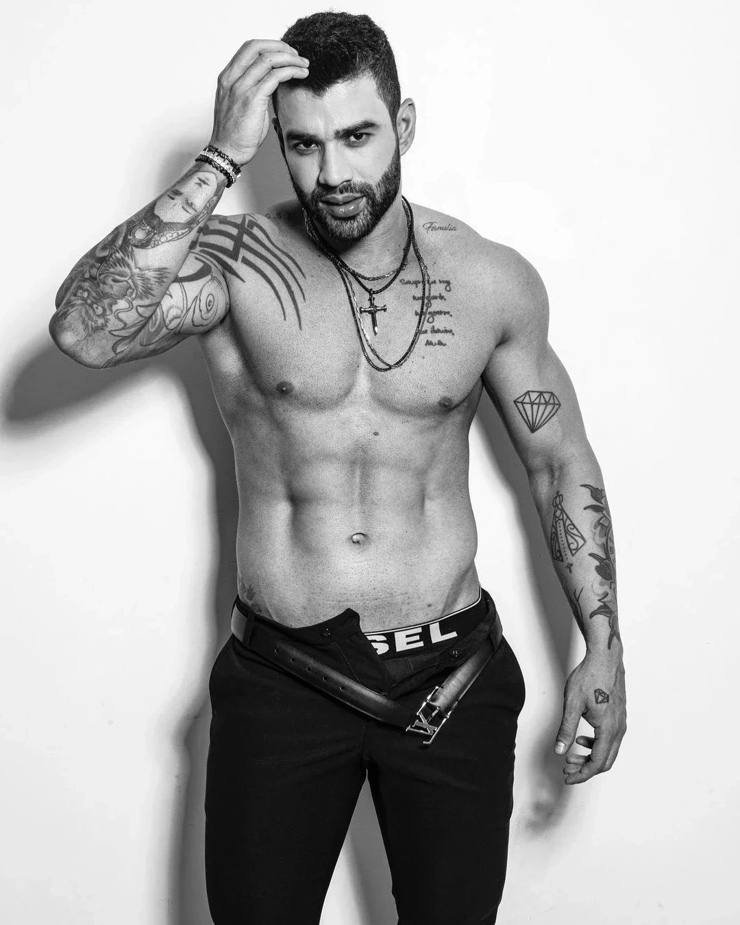 Gusttavo Lima aposta em fotos sensuais e enlouquece fãs com registros; veja - imagem 81357