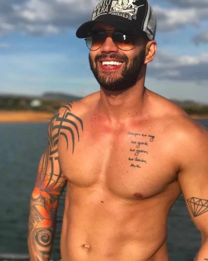 Gusttavo Lima aposta em fotos sensuais e enlouquece fãs com registros; veja - imagem 81356