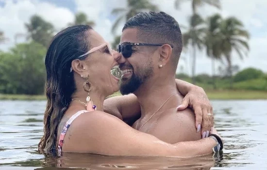 15 celebridades que se casaram após os 40 anos de idade e você não sabia