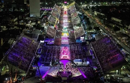 Saiba como foi o 1º dia de desfiles das escolas de samba do Rio  