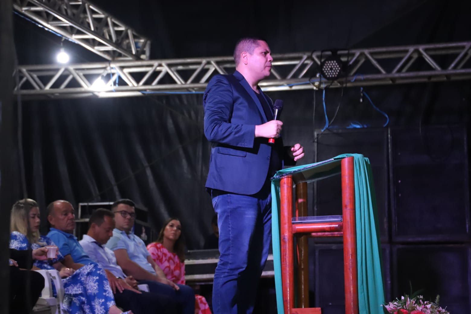 Momento de louvor na cidade (Foto: Reprdução)