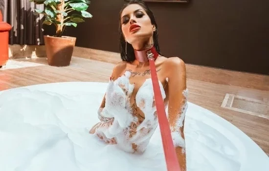 Ousada! Tati Zaqui aparece nua e usando coleira em clique quente; fotos