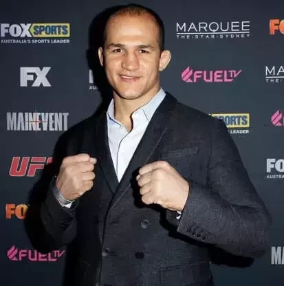 Humildes! Conheça 15 famosos que eram garçons ou garçonetes antes da fama - imagem 82344