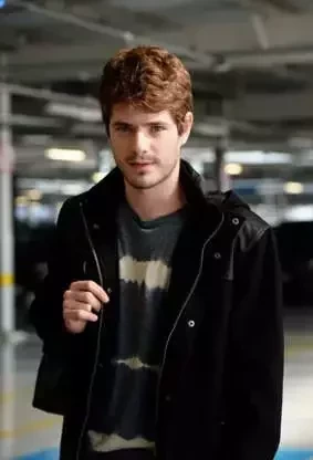 Humildes! Conheça 15 famosos que eram garçons ou garçonetes antes da fama - imagem 82348