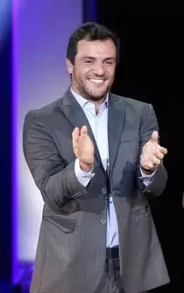 Humildes! Conheça 15 famosos que eram garçons ou garçonetes antes da fama - imagem 82349