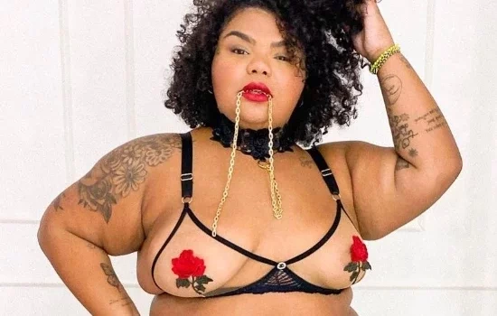 Flora Cruz : “Incentivando grandes gostosas a se olharem com amor”