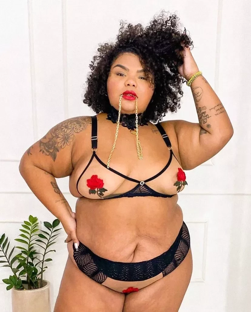 Flora Cruz : “Incentivando grandes gostosas a se olharem com amor” - imagem 84463