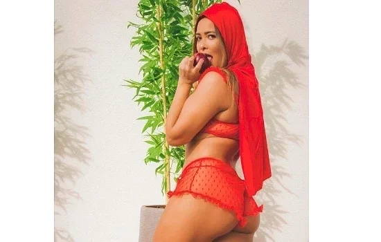 Geisy Arruda posa de 'Chapeuzinho Vermelho' sexy usando lingerie; fotos!