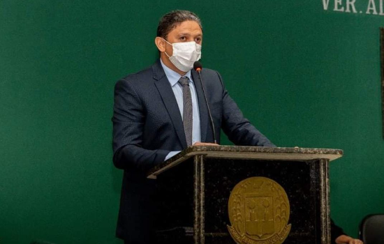 Prefeito Júnior Ribeiro antecipa salários dos servidores municipais.