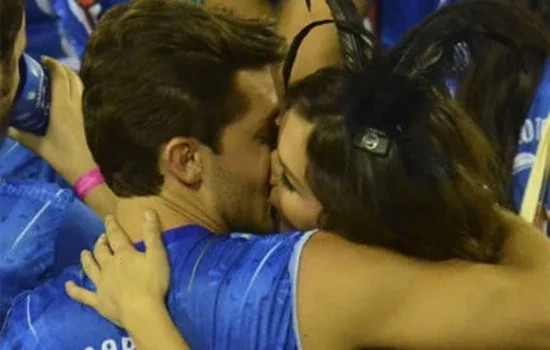 Além de Klebber Toledo! 10 famosos que foram flagrados em beijos quentes