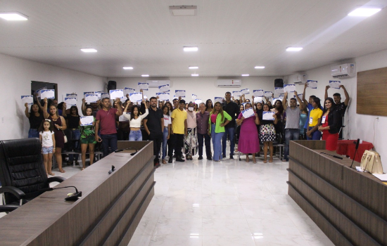 Mais de 100 jovens recebem certificado de cursos profissionalizantes