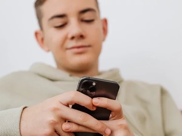 Afinal de contas, curtir fotos no Instagram pode ser considerado traição?