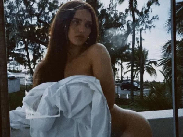 Rafa Kalimann posta seminude, exibe bumbum gigante e encanta famosos; fotos