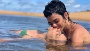 Filha de Débora Bloch e namorado trans surgem em clima quente; fotos! - imagem 85855