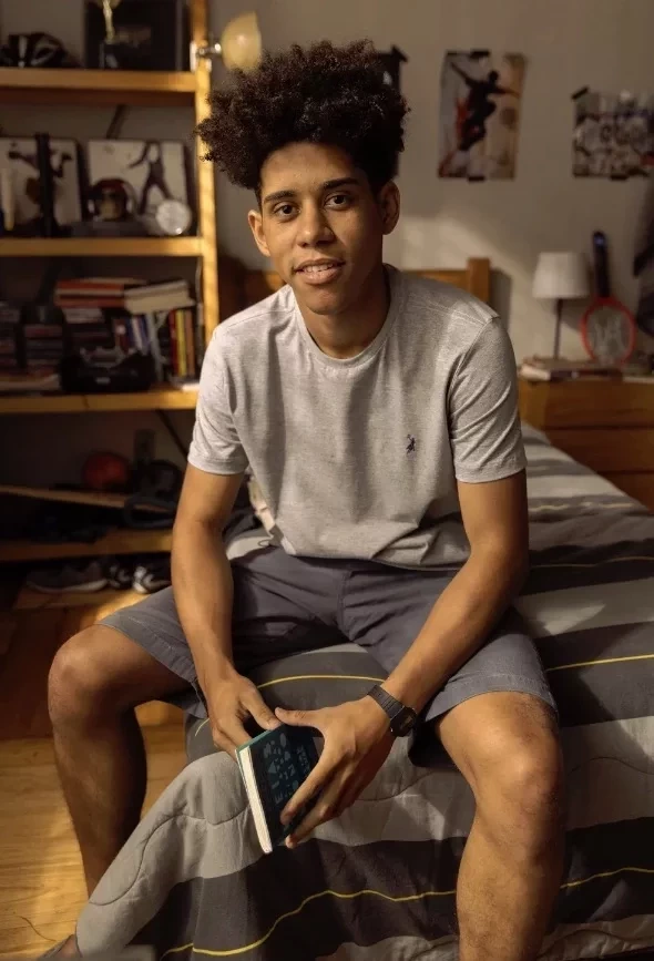 Roberto (Cauê Campos)