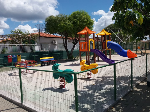 Esperantina ganha a primeira brinquedopraça do estado do Piauí.