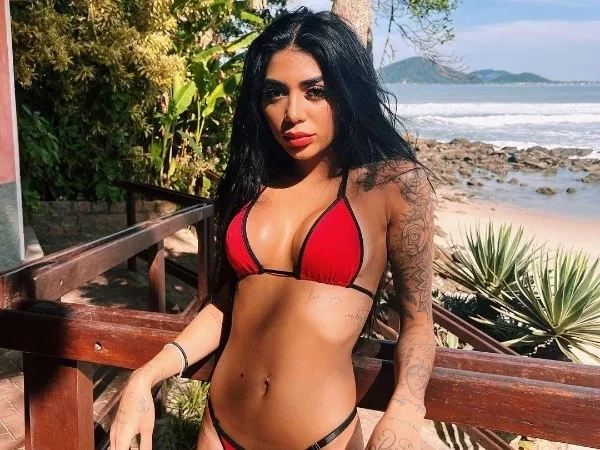 Dhiô Barbosa, irmã de Gabigol, exibe corpão em fotos sensuais na internet