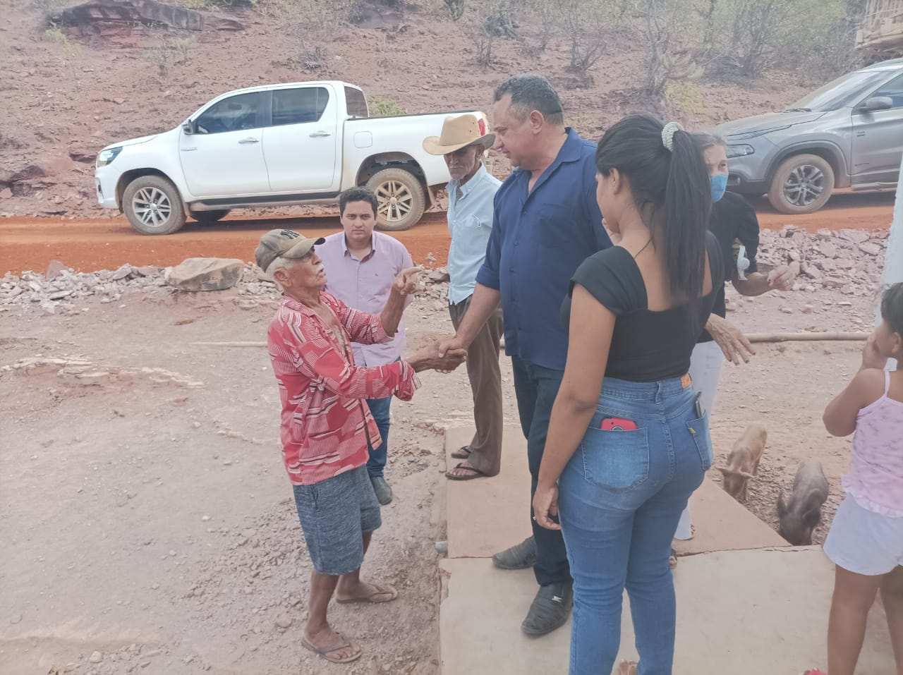 Prefeito Miguel Rodrigues visita localidade Paulista e acompanha obra - Imagem 6