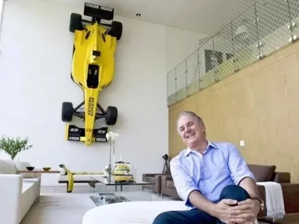 Carro de F1 na parede, 8 sofás: veja as bizarrices nas casas dos famosos 