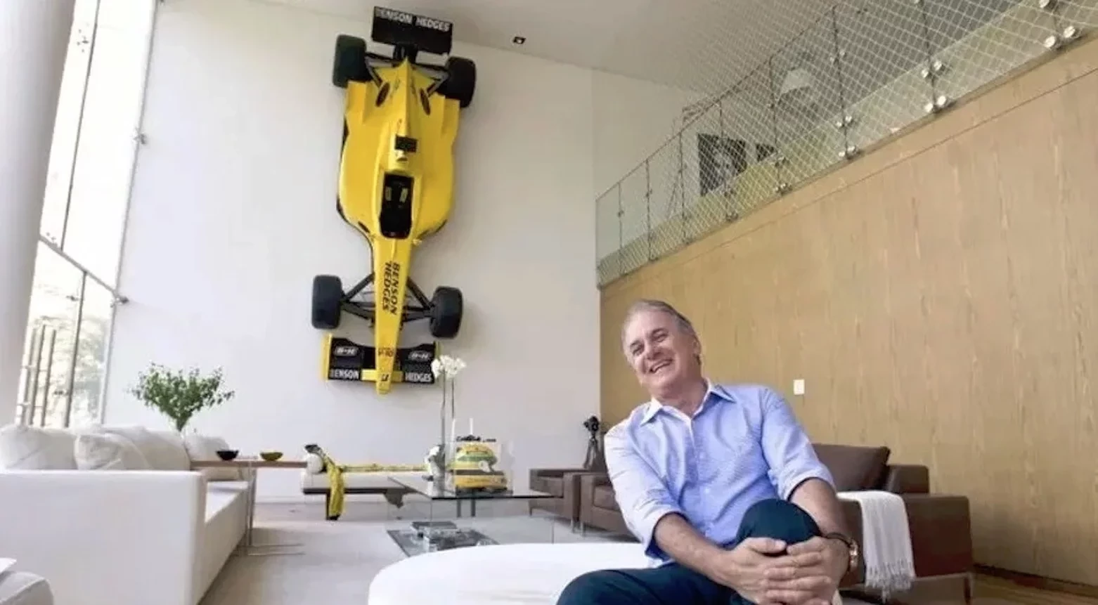 Carro de Fórmula 1 na parede