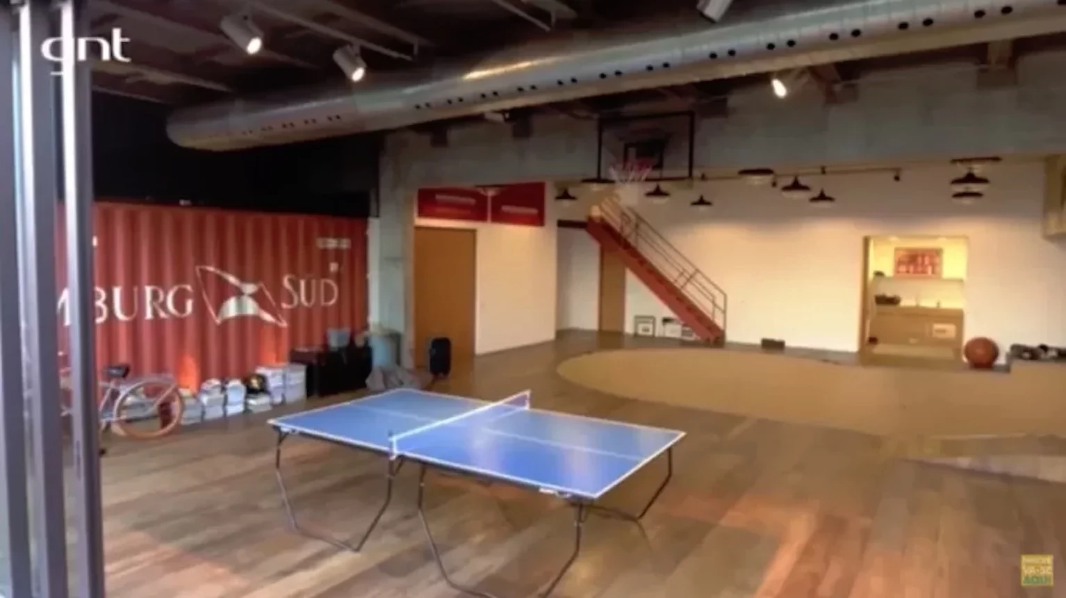 Pista de skate e contêiner