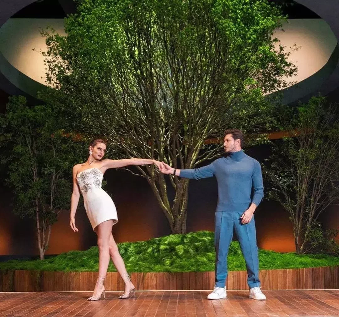 Camila Queiroz E Klebber Toledo