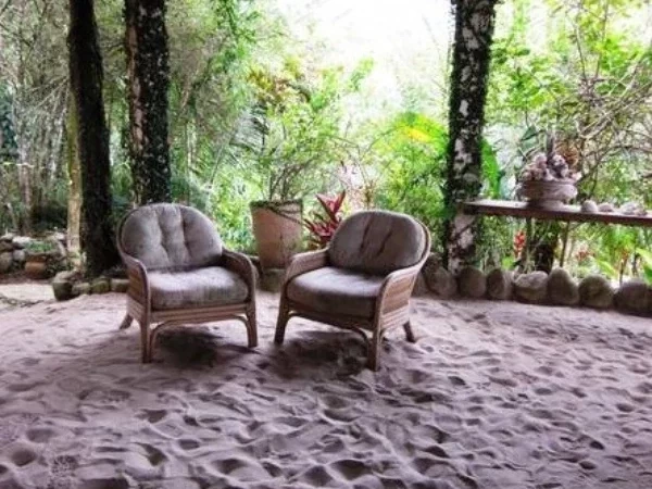 Passado de glamour: abandonada, veja as ruínas da mansão de Clodovil 