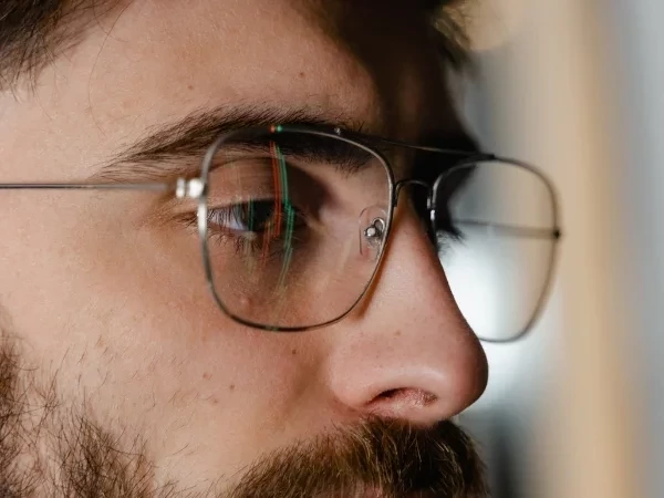 Narigudo? Pesquisa aponta que homens com narizes grandes têm pênis maior