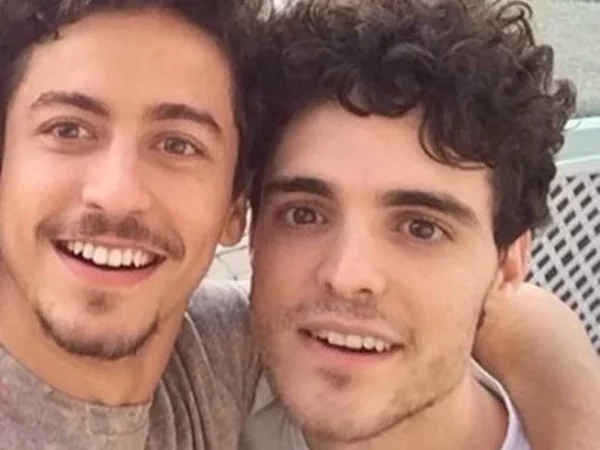 Ator Jesuíta Barbosa reata com o ex-namorado; veja fotos do casal