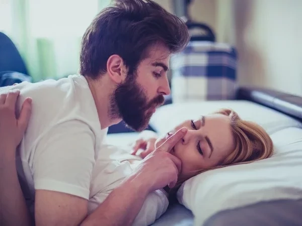 Discreto: Descubra seis posições sexuais perfeitas para um sexo sem barulho