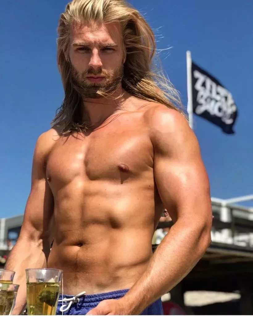  Quem é o modelo gato internacional que fez Anitta parar show. Veja fotos! - imagem 91257