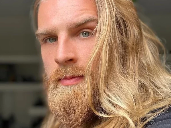  Quem é o modelo gato internacional que fez Anitta parar show. Veja fotos!